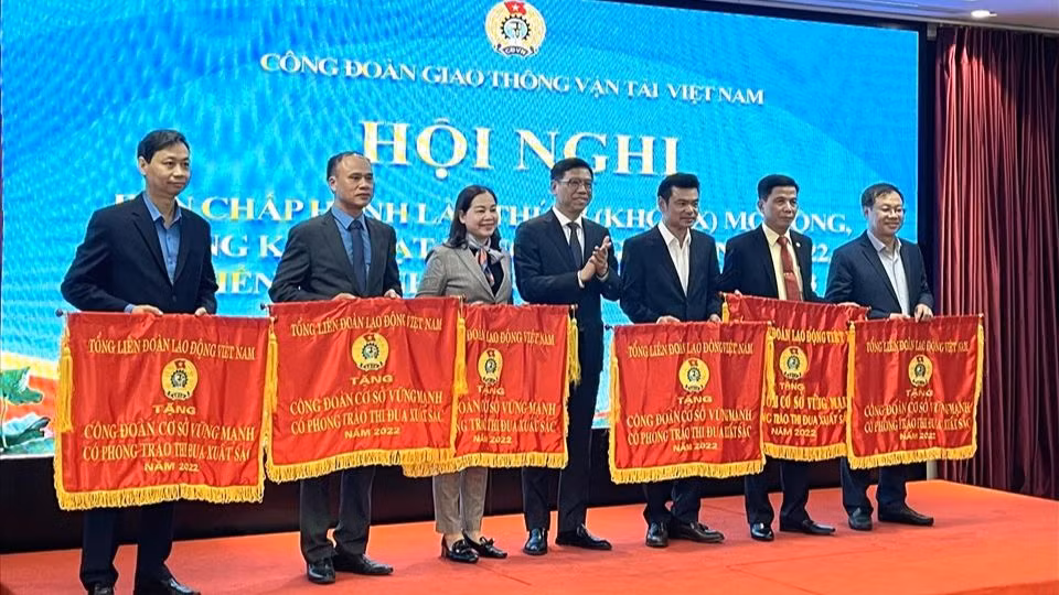 Thứ trưởng Giao thông vận tải Nguyễn Xuân Sang trao Cờ thi đua của Tổng Liên đoàn Lao động Việt Nam tặng các đơn vị trực thuộc Công đoàn Giao thông vận tải Việt Nam.