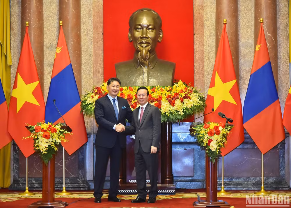 Chủ tịch nước Võ Văn Thưởng và Tổng thống Mông Cổ Ukhnaagiin Khurelsukh sau buổi gặp gỡ báo chí.