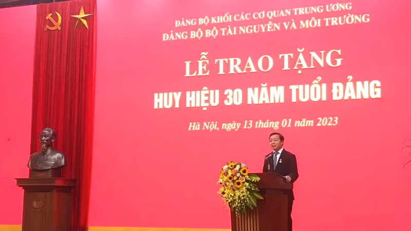 Phó Thủ tướng Chính phủ Trần Hồng Hà phát biểu ý kiến tại buổi lễ trao tặng. Phó Thủ tướng Chính phủ Trần Hồng Hà phát biểu ý kiến tại buổi lễ trao tặng.