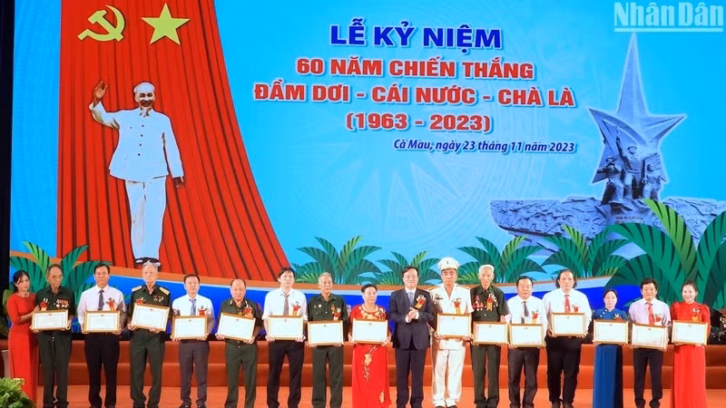 Chủ tịch Ủy ban nhân dân tỉnh Cà Mau tặng Bằng khen cho 2 tập thể và 13 cá nhân có đóng góp tích cực tư liệu, hiện vật… về Chiến thắng Đầm Dơi-Cái Nước-Chà Là.