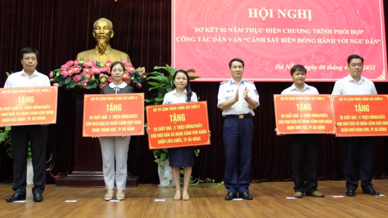 Đại diện Bộ Tư lệnh Vùng Cảnh sát biển 2 trao tặng 100 suất quà cho ngư dân Đà Nẵng có hoàn cảnh khó khăn. Đại diện Bộ Tư lệnh Vùng Cảnh sát biển 2 trao tặng 100 suất quà cho ngư dân Đà Nẵng có hoàn cảnh khó khăn.