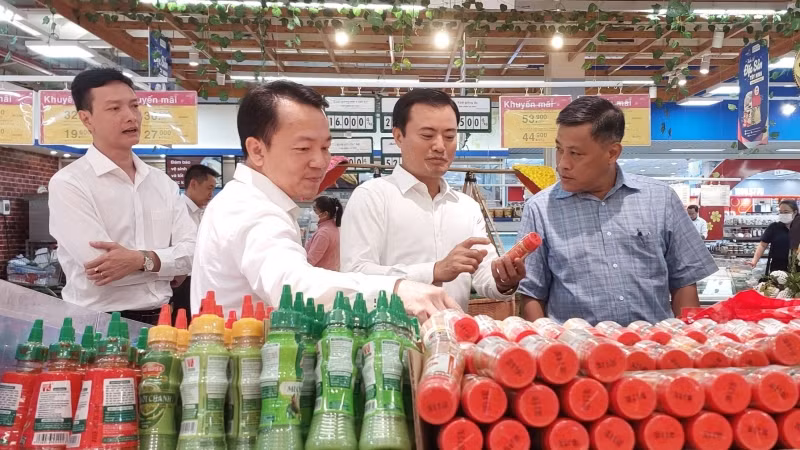 Lãnh đạo Thành phố Hồ Chí Minh và Tây Ninh tham quan gian hàng đặc sản Tây Ninh tại Co.opmart Tây Ninh.