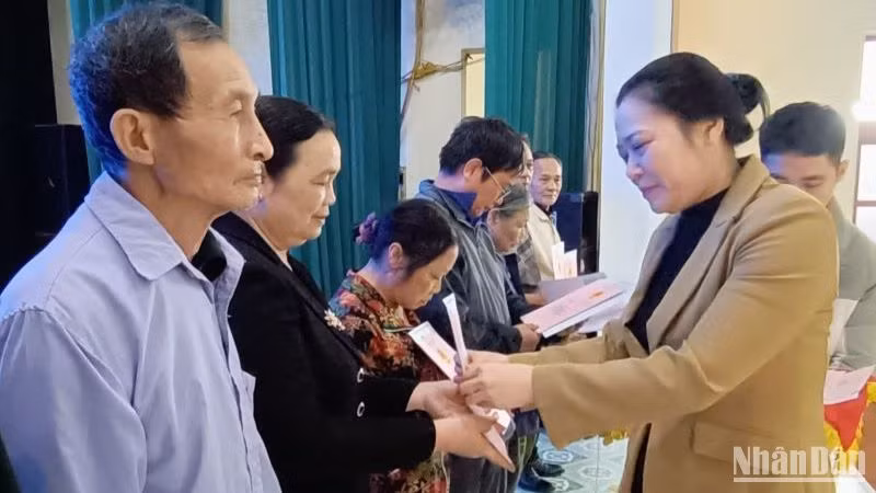 Cấp giấy chứng nhận quyền sử dụng đất lần đầu cho các hộ dân là cách làm sáng tạo của huyện Vũ Thư, tỉnh Thái Bình.