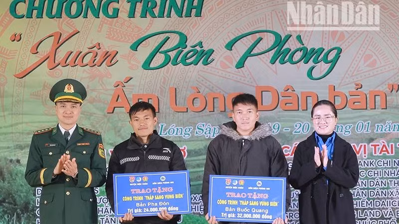 Tặng 567 suất quà cho các hộ khó khăn, gia đình chính sách vùng biên giới Sơn La ảnh 2