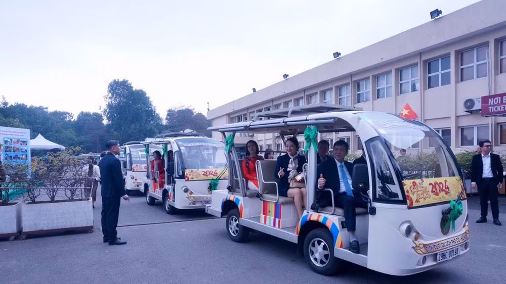 Các đại biểu tham gia trải nghiệm tuyến xe điện kết nối Hoàng thành Thăng Long với Phố cổ Hà Nội.