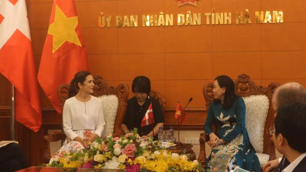 Đồng chí Phó Bí thư Thường trực tỉnh ủy Hà Nam tiếp Công nương Đan Mạch.