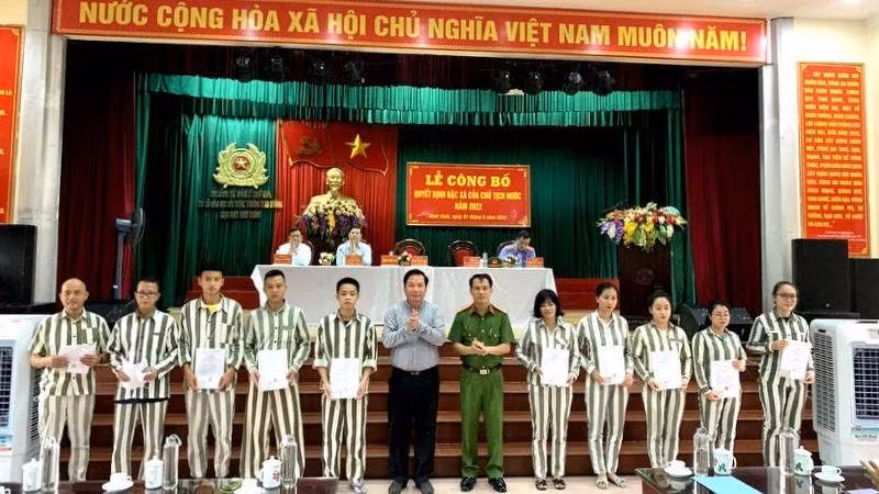 Trao giấy chứng nhận đặc xá, căn cước công dân gắn chip cho 10 phạm nhân đại diện số phạm nhân được đặc xá năm 2022.