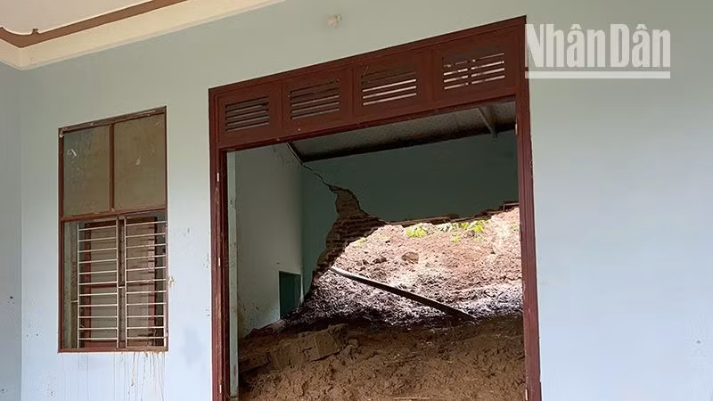 Nhà của một người dân tại huyện Mường La bị thiệt hại nặng do sạt lở phía ta-luy dương. Nhà của một người dân tại huyện Mường La bị thiệt hại nặng do sạt lở phía ta-luy dương.