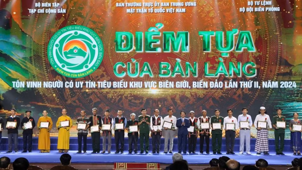 Bộ trưởng Quốc phòng Phan Văn Giang và Chủ nhiệm Ủy ban Dân tộc Hầu A Lềnh trao Biểu trưng và Giấy chứng nhận của Chương trình tặng các đại biểu. Bộ trưởng Quốc phòng Phan Văn Giang và Chủ nhiệm Ủy ban Dân tộc Hầu A Lềnh trao Biểu trưng và Giấy chứng nhận của Chương trình tặng các đại biểu.