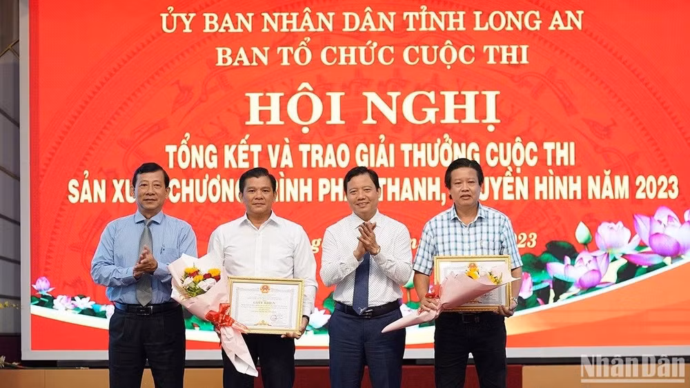 Lãnh đạo tỉnh Long An trao thưởng giải nhất phát thanh và truyền hình cho Trung tâm văn hóa huyện Cần Giuộc và thành phố Tân An, Long An.