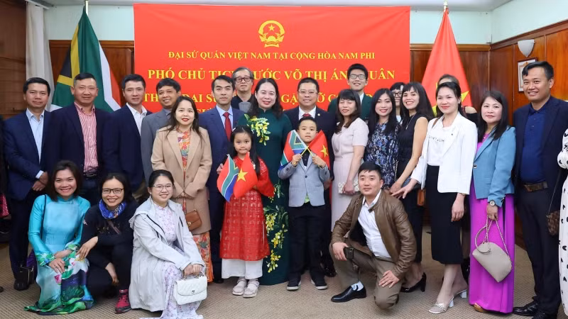 Phó Chủ tịch nước Võ Thị Ánh Xuân với đại diện cộng đồng người Việt Nam sinh sống và làm việc tại Nam Phi. Phó Chủ tịch nước Võ Thị Ánh Xuân với đại diện cộng đồng người Việt Nam sinh sống và làm việc tại Nam Phi.