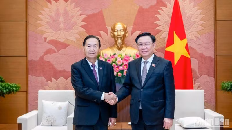 Chủ tịch Quốc hội Vương Đình Huệ và Phó Chủ tịch Quốc hội Lào Chaleun Yiapaoher. (Ảnh: DUY LINH)