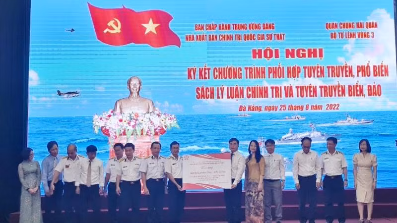 Nhà xuất bản Chính trị quốc gia Sự thật trao tặng tài khoản sử dụng 3 tủ sách điện tử cho Vùng 3 Hải quân. Nhà xuất bản Chính trị quốc gia Sự thật trao tặng tài khoản sử dụng 3 tủ sách điện tử cho Vùng 3 Hải quân.