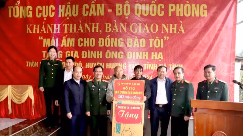 Thiếu tướng Nguyễn Đình Chiêu trao quyết định hỗ trợ kinh phí và trao quà của Đảng ủy, chỉ huy Tổng cục Hậu cần tặng gia đình ông Đinh Văn Hạ, ở thôn 3, xã Hương Đô, huyện Hương Khê, tỉnh Hà Tĩnh.