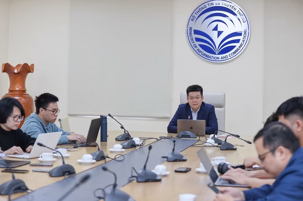 Ông Nguyễn Hồng Thắng, Cục trưởng Cục Viễn thông (Bộ Thông tin và Truyền thông) trao đổi với các phóng viên.