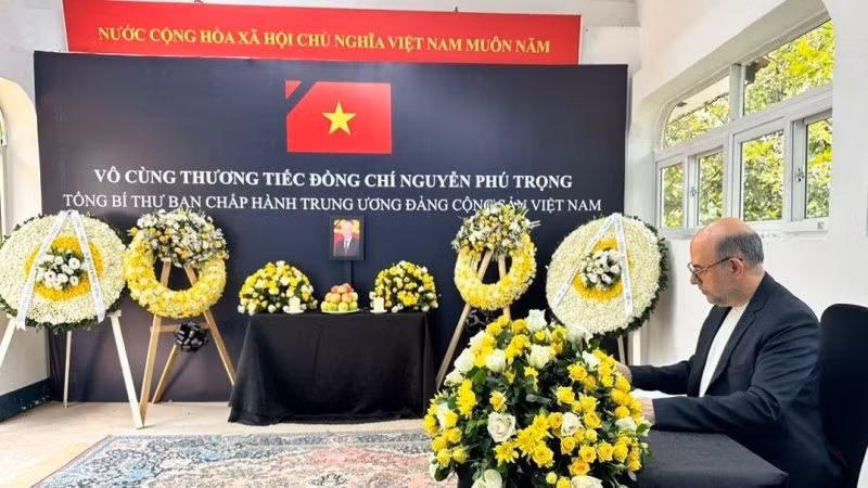 Đại sứ Iran tại Tanzania viếng và ghi sổ tang Tổng Bí thư Nguyễn Phú Trọng. (Ảnh: TTXVN phát) Đại sứ Iran tại Tanzania viếng và ghi sổ tang Tổng Bí thư Nguyễn Phú Trọng. (Ảnh: TTXVN phát)