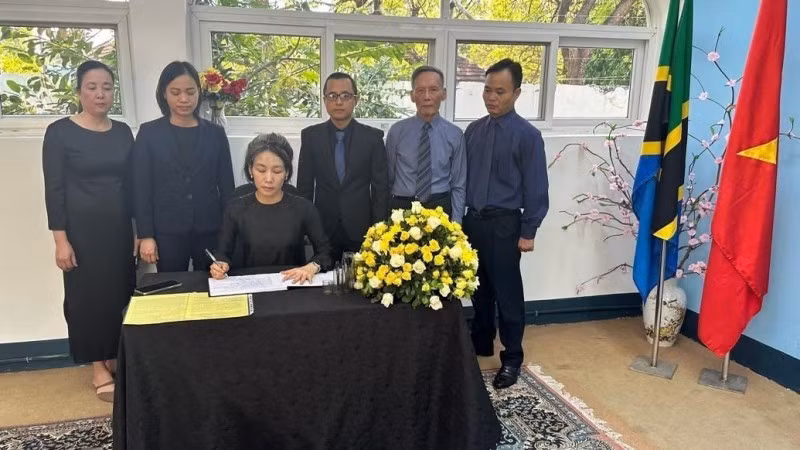 Đại sứ Việt Nam tại Tanzania Vũ Thanh Huyền ghi sổ tang Tổng Bí thư Nguyễn Phú Trọng. (Ảnh: TTXVN phát) Đại sứ Việt Nam tại Tanzania Vũ Thanh Huyền ghi sổ tang Tổng Bí thư Nguyễn Phú Trọng. (Ảnh: TTXVN phát)