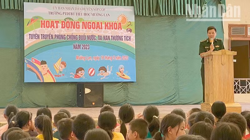 Cán bộ Đồn Biên phòng Mường Lạn tuyên truyền, trang bị kỹ năng phòng, chống đuối nước và tai nạn thương tích cho các em học sinh khu vực biên giới. Cán bộ Đồn Biên phòng Mường Lạn tuyên truyền, trang bị kỹ năng phòng, chống đuối nước và tai nạn thương tích cho các em học sinh khu vực biên giới.