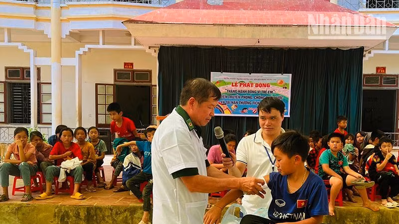 Cán bộ quân y Đồn Biên phòng Mường Lèo hướng dẫn học sinh cách sơ cứu khi bị tai nạn hay thương tích.