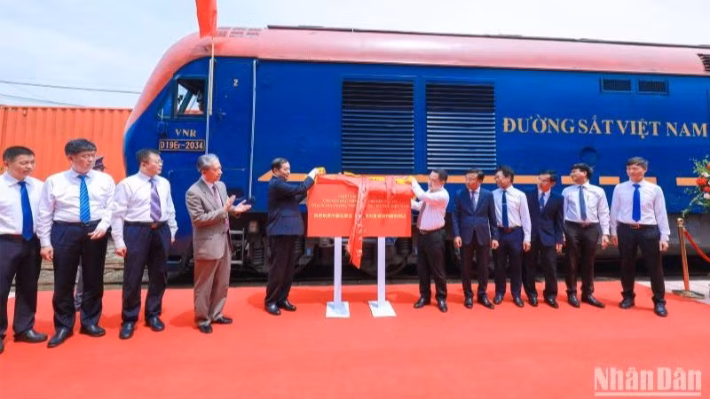 Tổng Công ty Đường sắt Việt Nam tổ chức đón chuyến tàu hàng đầu tiên chuyên tuyến Thạch Gia Trang (Trung Quốc) - Yên Viên (Việt Nam).