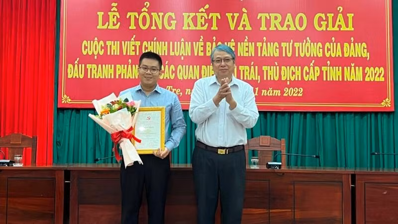 Trưởng Ban Tuyên giáo Tỉnh ủy Bến Tre Cao Văn Dũng trao giải A cho tác giả đoạt giải.