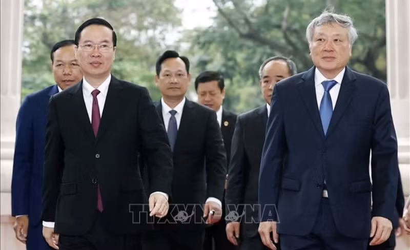 Chủ tịch nước Võ Văn Thưởng đến thăm và làm việc tại Tòa án nhân dân tối cao. (Ảnh: Thống Nhất/TTXVN)