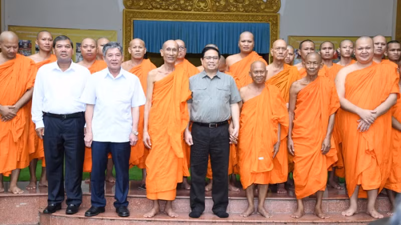 Thủ tướng Phạm Minh Chính với các hòa thượng, thượng tọa và chư tăng Hội Đoàn kết sư sãi yêu nước tỉnh Trà Vinh.
