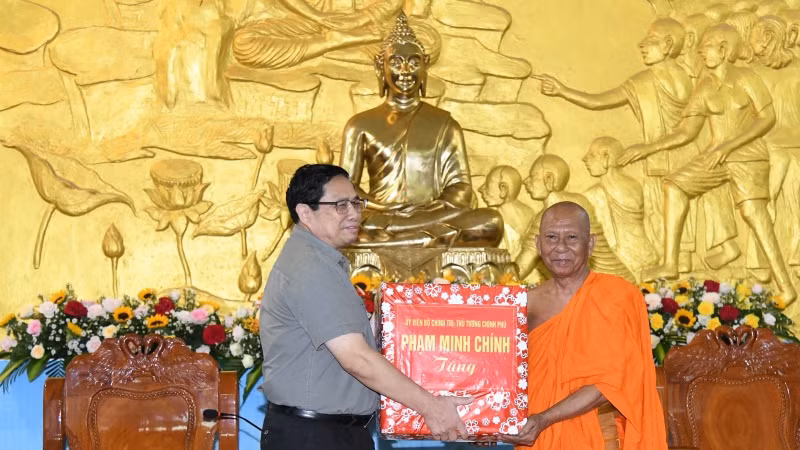 Thủ tướng Phạm Minh Chính tặng quà, chúc mừng Hội Đoàn kết sư sãi yêu nước tỉnh Trà Vinh.