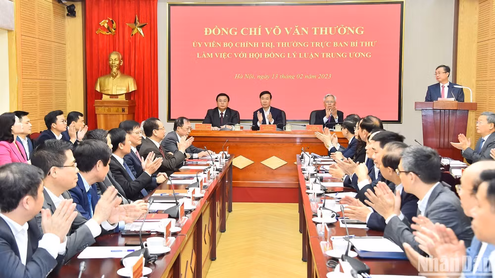 Quang cảnh buổi làm việc tại Trụ sở Hội đồng Lý luận Trung ương sáng 13/2. 