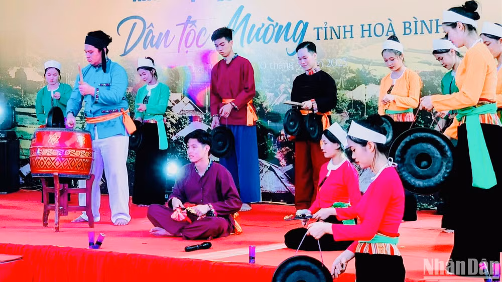 Các phong tục độc đáo của người Mường cũng được giới thiệu. Các phong tục độc đáo của người Mường cũng được giới thiệu.