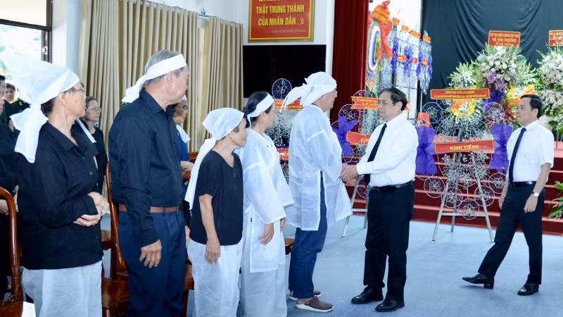 Thủ tướng Phạm Minh Chính chia buồn, thăm hỏi gia quyến đồng chí Lê Phước Thọ tại lễ viếng.