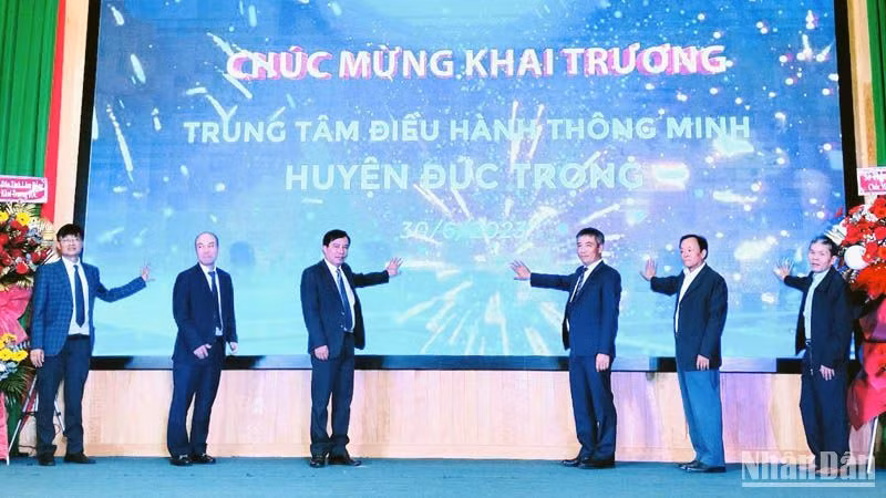 Các đại biểu thực hiện nghi thức khai trương Trung tâm IOC huyện Đức Trọng. 