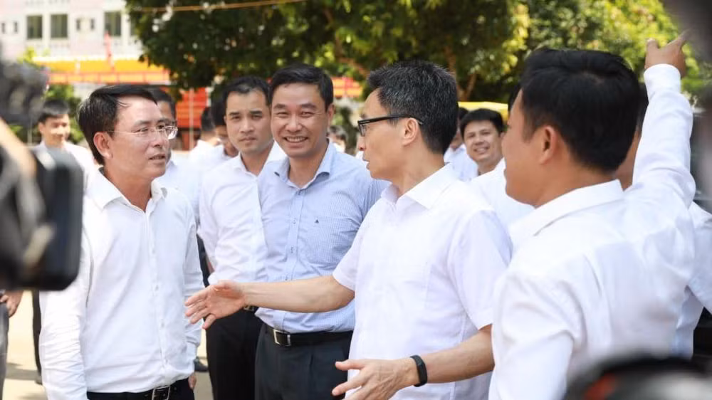 Phó Thủ tướng Vũ Đức Đam trao đổi với đại diện các đơn vị khi thị sát triển khai dự án Đại học Quốc gia Hà Nội tại Hòa Lạc.