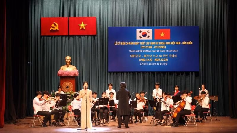 Biểu diễn văn nghệ chào mừng kỷ niệm 30 năm thiết lập quan hệ ngoại giao Việt Nam-Hàn Quốc. (Ảnh: LONG HỒ) Biểu diễn văn nghệ chào mừng kỷ niệm 30 năm thiết lập quan hệ ngoại giao Việt Nam-Hàn Quốc. (Ảnh: LONG HỒ)