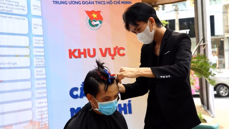Cắt tóc miễn phí cho công nhân. Cắt tóc miễn phí cho công nhân.