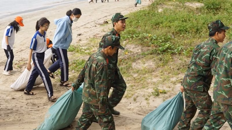 Các em học sinh và cán bộ, chiến sĩ đóng quân trên đảo thu gom rác thải tại các bãi biển. Các em học sinh và cán bộ, chiến sĩ đóng quân trên đảo thu gom rác thải tại các bãi biển.