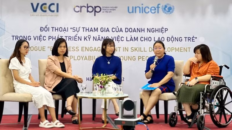 Đại diện các tổ chức tham gia buổi đối thoại “Làm thế nào để các doanh nghiệp có thể nâng cao kỹ năng làm việc cho lao động trẻ”.