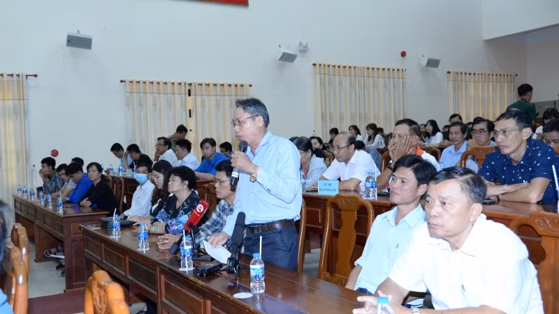 Đại diện bà con cử tri phát biểu.