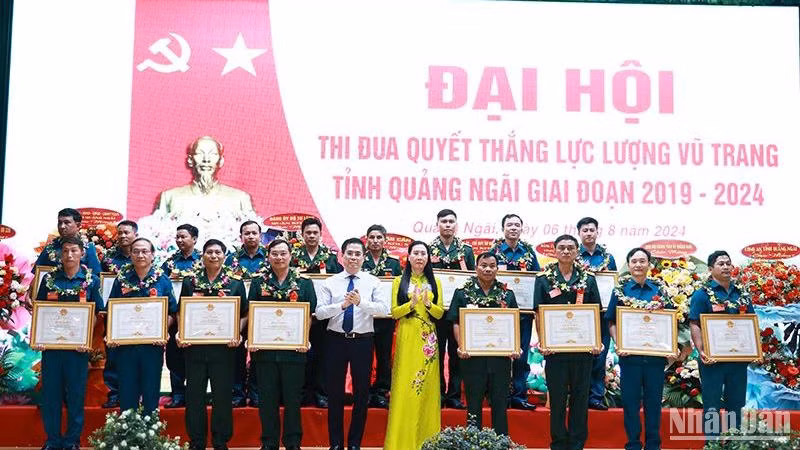Tôn vinh các tập thể, cá nhân có thành tích xuất sắc trong phong trào thi đua quyết thắng lực lượng vũ trang tỉnh Quảng Ngãi giai đoạn 2019-2024.