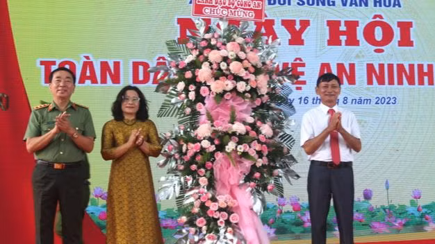 Thứ trưởng Công an Trần Quốc Tỏ tặng lẵng hoa chúc mừng Ngày hội toàn dân bảo vệ an ninh Tổ quốc xã Quang Trung, huyện Thống Nhất.