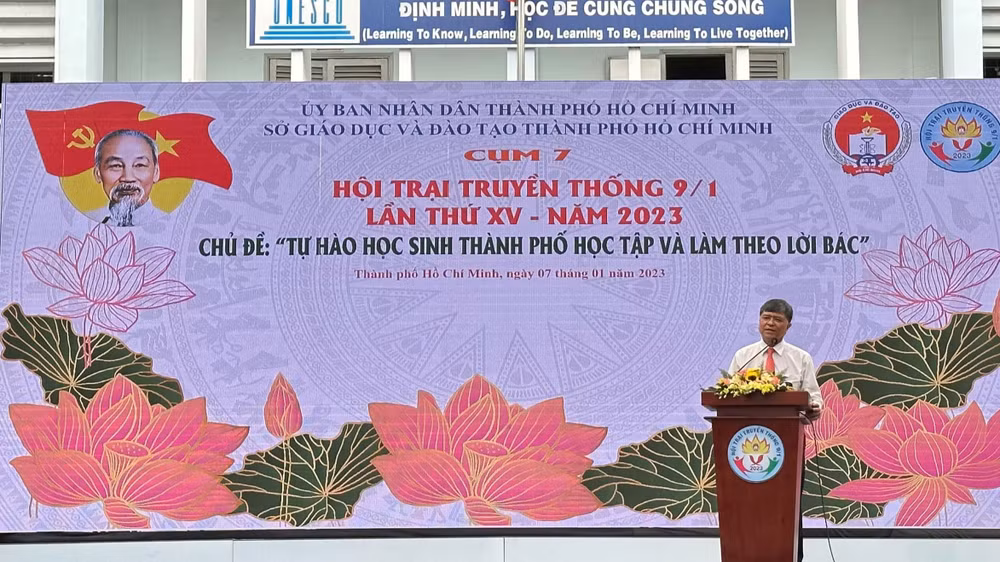 Lãnh đạo Sở Giáo dục và Đào tạo Thành phố Hồ Chí Minh phát biểu tại hội trại.