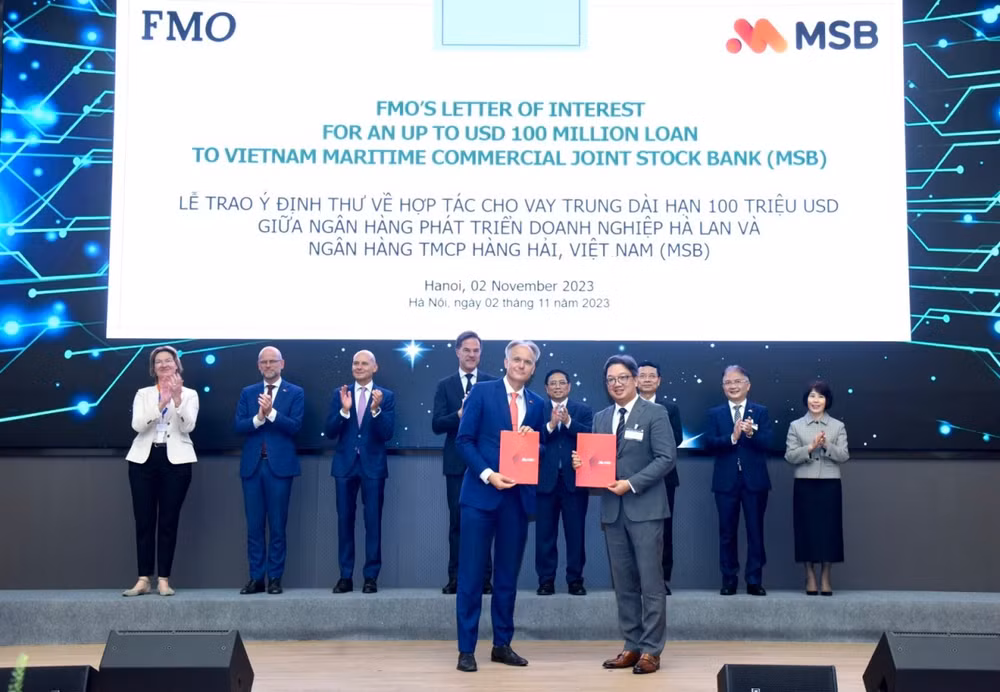 Thủ tướng Phạm Minh Chính và Thủ tướng Hà Lan Mark Rutte chứng kiến lễ trao các biên bản thỏa thuận hợp tác. Thủ tướng Phạm Minh Chính và Thủ tướng Hà Lan Mark Rutte chứng kiến lễ trao các biên bản thỏa thuận hợp tác.