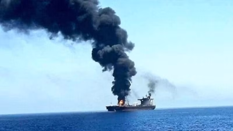 Tàu chở hàng bị lực lượng Houthi tấn công ngoài khơi Hodeidah, Yemen. (Ảnh: IRNA/TTXVN)