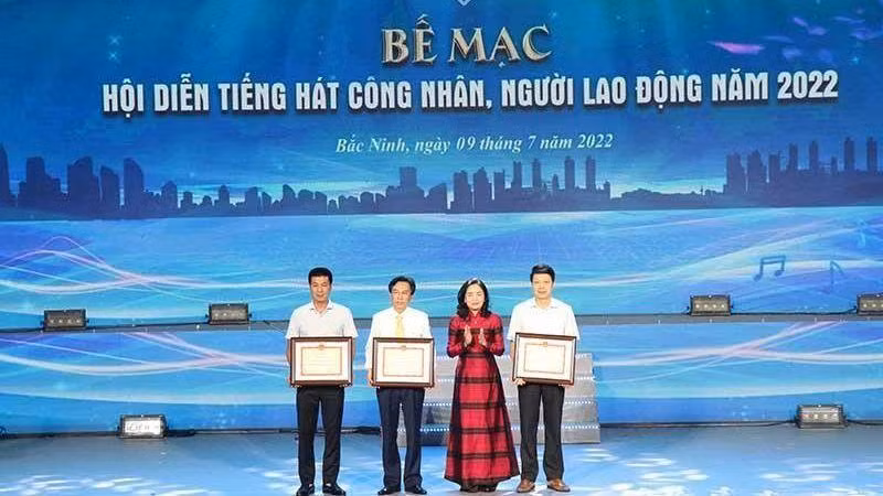 Bộ Văn hóa, Thể thao và Du lịch tặng Bằng khen cho các tập thể.