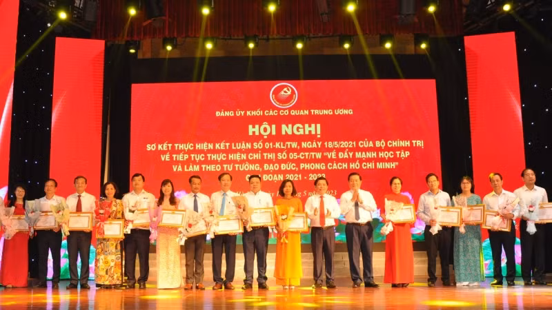 Ban Thường vụ Đảng ủy Khối các cơ quan Trung ương khen thưởng các chi bộ có thành tích xuất sắc học tập và làm theo tư tưởng, đạo đức, phong cách Hồ Chí Minh.