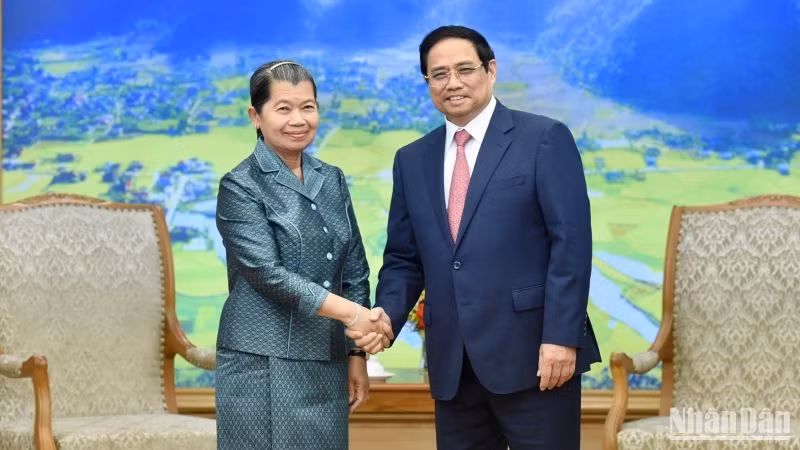 Thủ tướng Phạm Minh Chính đón Phó Thủ tướng, Bộ trưởng Bộ Quan hệ với Quốc hội-Thượng viện và Thanh tra Campuchia Men Sam An.