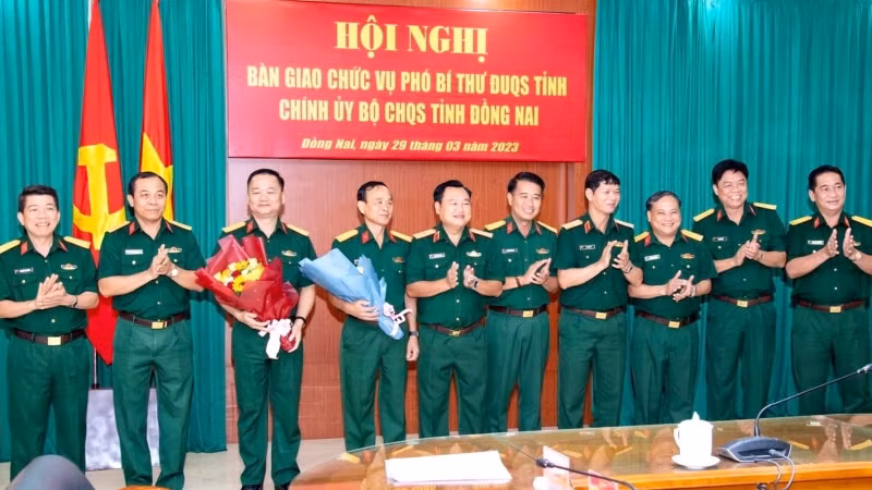Các đại biểu dự Hội nghị tặng hoa chúc mừng Đại tá Bùi Đăng Ninh được bổ nhiệm chức vụ mới và Đại tá Huỳnh Thanh Liêm nhận quyết định nghỉ chờ hưu.