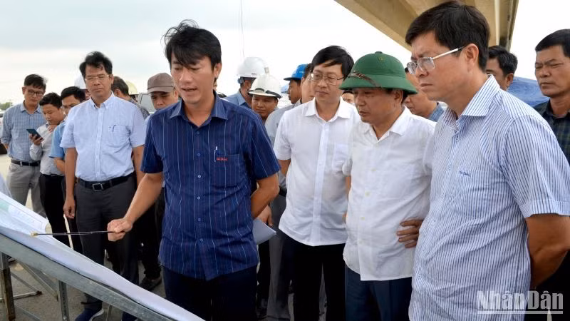 Thứ trưởng Giao thông vận tải Nguyễn Danh Huy cùng đại diện lãnh đạo Ủy ban nhân dân tỉnh Bình Thuận nghe báo cáo tiến độ thi công Dự án cao tốc đoạn Vĩnh Hảo-Phan Thiết. (Ảnh: ĐÌNH CHÂU)