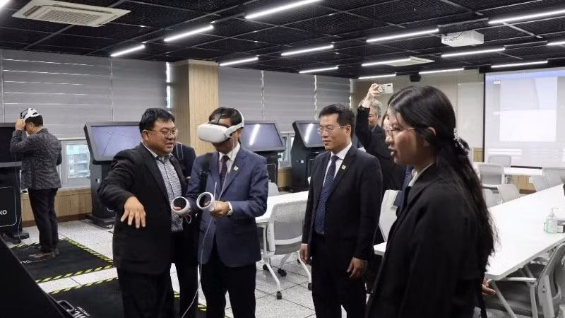 Cán bộ Trường đại học Điện lực tìm hiểu phòng thí nghiệm ảo về vi mạch bán dẫn trong chương trình hợp tác với Đại học Bách khoa Hàn Quốc V-cơ sở Gwangju.