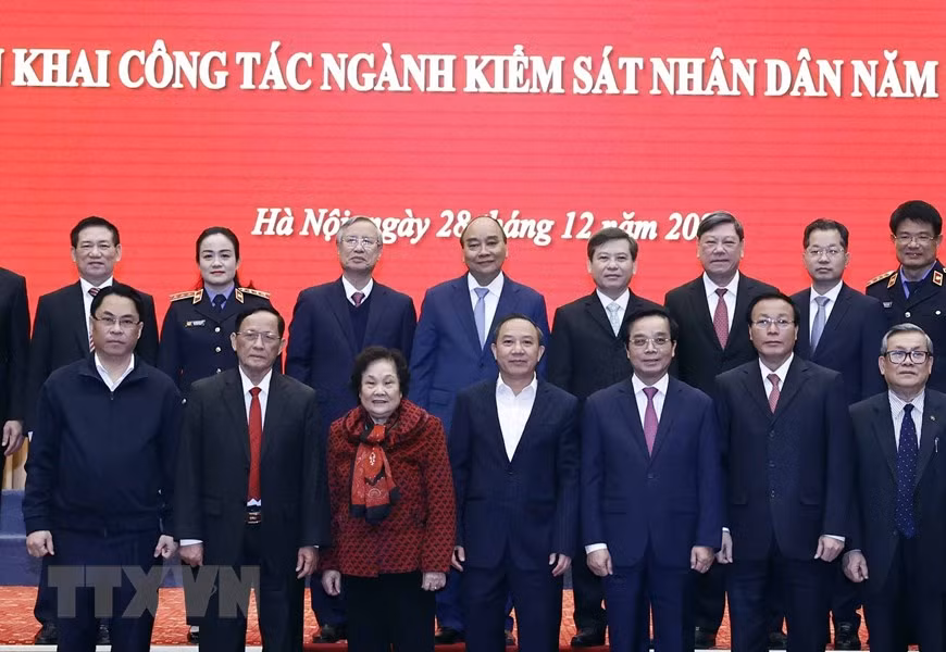 Chủ tịch nước Nguyễn Xuân Phúc với các đại biểu dự Hội nghị triển khai công tác ngành kiểm sát nhân dân năm 2023. (Ảnh: Thống Nhất/TTXVN)